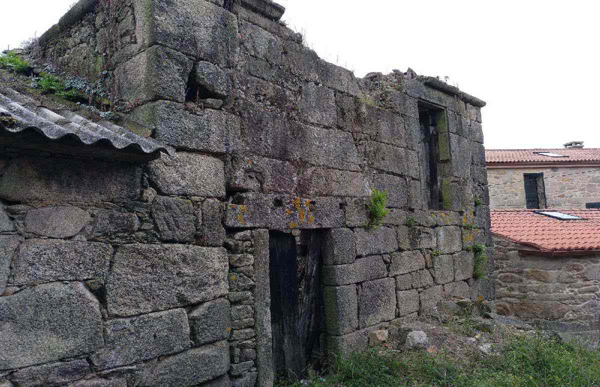 Imaxe da ruina dunha antiga torre medieval